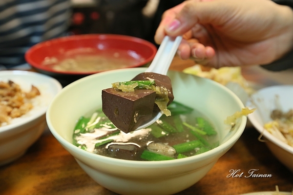 蔡三毛豬血攤:【台南美食】古早味銅板美食!來一碗肥瘦任選的肉燥飯吧:蔡三毛豬血攤