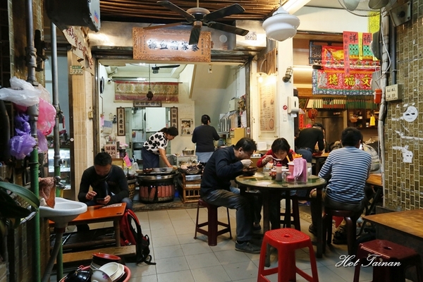 蔡三毛豬血攤:【台南美食】古早味銅板美食!來一碗肥瘦任選的肉燥飯吧:蔡三毛豬血攤