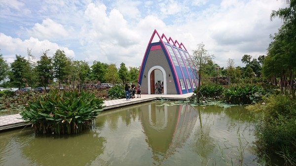 古坑珍‧粉紅城堡 水漾森林敎堂：雲林古坑~珍粉紅城堡 水漾森林敎堂~繽紛彩虹步道~超夢幻超浪漫~好拍到嫑嫑的~婚紗拍照打卡的好地方~