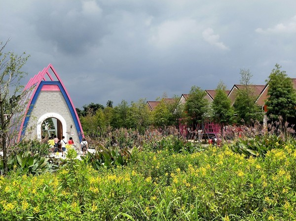 古坑珍‧粉紅城堡 水漾森林敎堂：雲林古坑~珍粉紅城堡 水漾森林敎堂~繽紛彩虹步道~超夢幻超浪漫~好拍到嫑嫑的~婚紗拍照打卡的好地方~