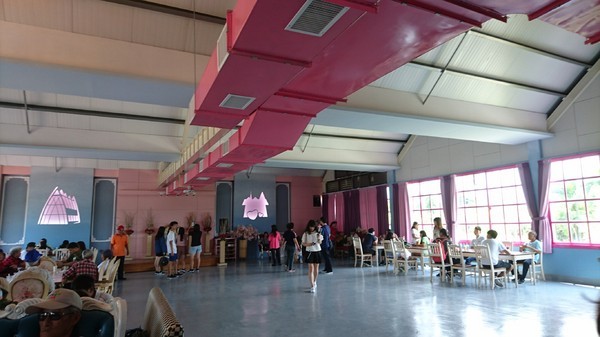 古坑珍‧粉紅城堡 水漾森林敎堂：雲林古坑~珍粉紅城堡 水漾森林敎堂~繽紛彩虹步道~超夢幻超浪漫~好拍到嫑嫑的~婚紗拍照打卡的好地方~