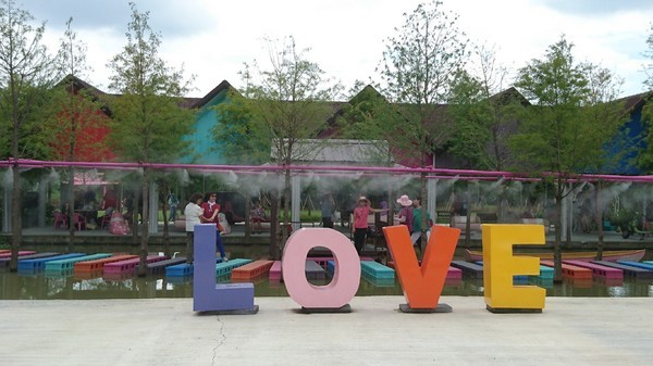 古坑珍‧粉紅城堡 水漾森林敎堂：雲林古坑~珍粉紅城堡 水漾森林敎堂~繽紛彩虹步道~超夢幻超浪漫~好拍到嫑嫑的~婚紗拍照打卡的好地方~