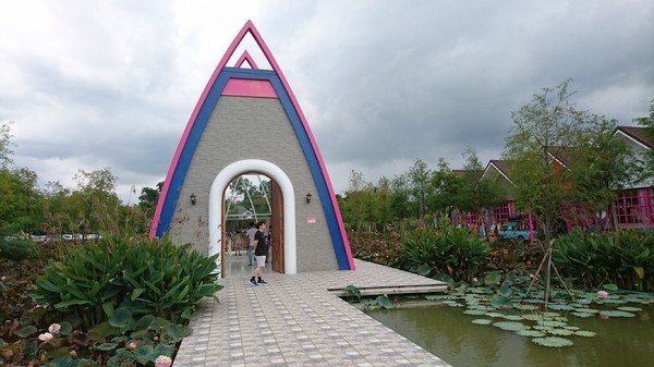 古坑珍‧粉紅城堡 水漾森林敎堂：雲林古坑~珍粉紅城堡 水漾森林敎堂~繽紛彩虹步道~超夢幻超浪漫~好拍到嫑嫑的~婚紗拍照打卡的好地方~