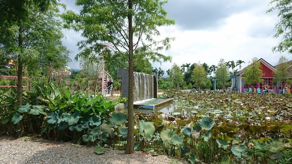 古坑珍‧粉紅城堡 水漾森林敎堂：雲林古坑~珍粉紅城堡 水漾森林敎堂~繽紛彩虹步道~超夢幻超浪漫~好拍到嫑嫑的~婚紗拍照打卡的好地方~