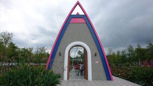 古坑珍‧粉紅城堡 水漾森林敎堂：雲林古坑~珍粉紅城堡 水漾森林敎堂~繽紛彩虹步道~超夢幻超浪漫~好拍到嫑嫑的~婚紗拍照打卡的好地方~