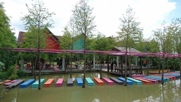 古坑珍‧粉紅城堡 水漾森林敎堂：雲林古坑~珍粉紅城堡 水漾森林敎堂~繽紛彩虹步道~超夢幻超浪漫~好拍到嫑嫑的~婚紗拍照打卡的好地方~