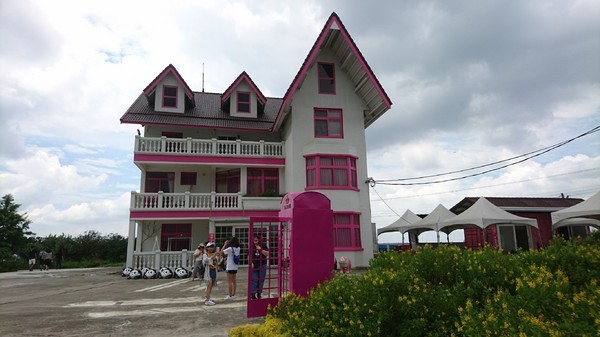 古坑珍‧粉紅城堡 水漾森林敎堂：雲林古坑~珍粉紅城堡 水漾森林敎堂~繽紛彩虹步道~超夢幻超浪漫~好拍到嫑嫑的~婚紗拍照打卡的好地方~