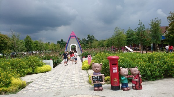 古坑珍‧粉紅城堡 水漾森林敎堂：雲林古坑~珍粉紅城堡 水漾森林敎堂~繽紛彩虹步道~超夢幻超浪漫~好拍到嫑嫑的~婚紗拍照打卡的好地方~