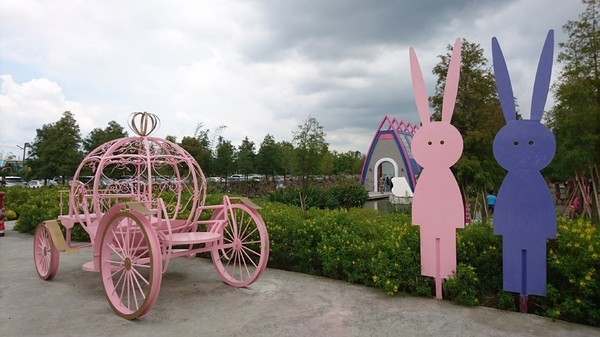 古坑珍‧粉紅城堡 水漾森林敎堂：雲林古坑~珍粉紅城堡 水漾森林敎堂~繽紛彩虹步道~超夢幻超浪漫~好拍到嫑嫑的~婚紗拍照打卡的好地方~