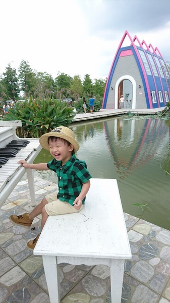 古坑珍‧粉紅城堡 水漾森林敎堂：雲林古坑~珍粉紅城堡 水漾森林敎堂~繽紛彩虹步道~超夢幻超浪漫~好拍到嫑嫑的~婚紗拍照打卡的好地方~