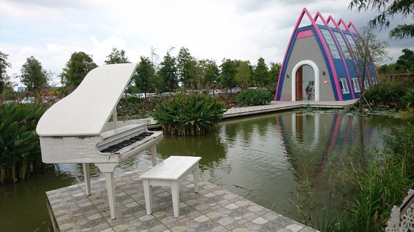 古坑珍‧粉紅城堡 水漾森林敎堂：雲林古坑~珍粉紅城堡 水漾森林敎堂~繽紛彩虹步道~超夢幻超浪漫~好拍到嫑嫑的~婚紗拍照打卡的好地方~