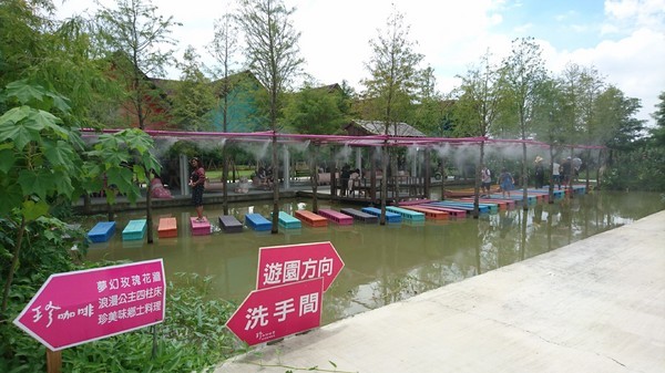 古坑珍‧粉紅城堡 水漾森林敎堂：雲林古坑~珍粉紅城堡 水漾森林敎堂~繽紛彩虹步道~超夢幻超浪漫~好拍到嫑嫑的~婚紗拍照打卡的好地方~