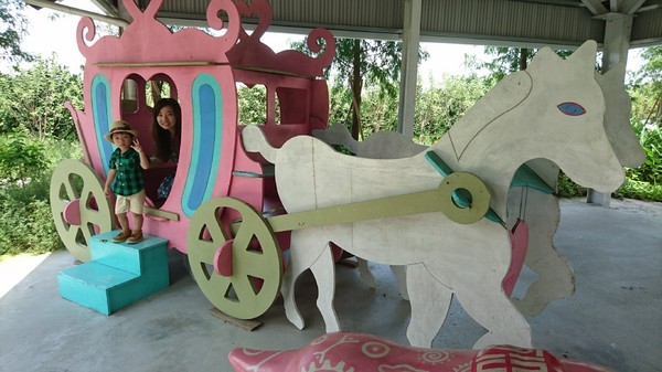 古坑珍‧粉紅城堡 水漾森林敎堂：雲林古坑~珍粉紅城堡 水漾森林敎堂~繽紛彩虹步道~超夢幻超浪漫~好拍到嫑嫑的~婚紗拍照打卡的好地方~