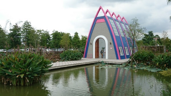 古坑珍‧粉紅城堡 水漾森林敎堂：雲林古坑~珍粉紅城堡 水漾森林敎堂~繽紛彩虹步道~超夢幻超浪漫~好拍到嫑嫑的~婚紗拍照打卡的好地方~