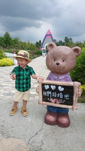 古坑珍‧粉紅城堡 水漾森林敎堂：雲林古坑~珍粉紅城堡 水漾森林敎堂~繽紛彩虹步道~超夢幻超浪漫~好拍到嫑嫑的~婚紗拍照打卡的好地方~