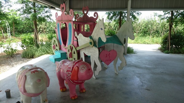 古坑珍‧粉紅城堡 水漾森林敎堂：雲林古坑~珍粉紅城堡 水漾森林敎堂~繽紛彩虹步道~超夢幻超浪漫~好拍到嫑嫑的~婚紗拍照打卡的好地方~