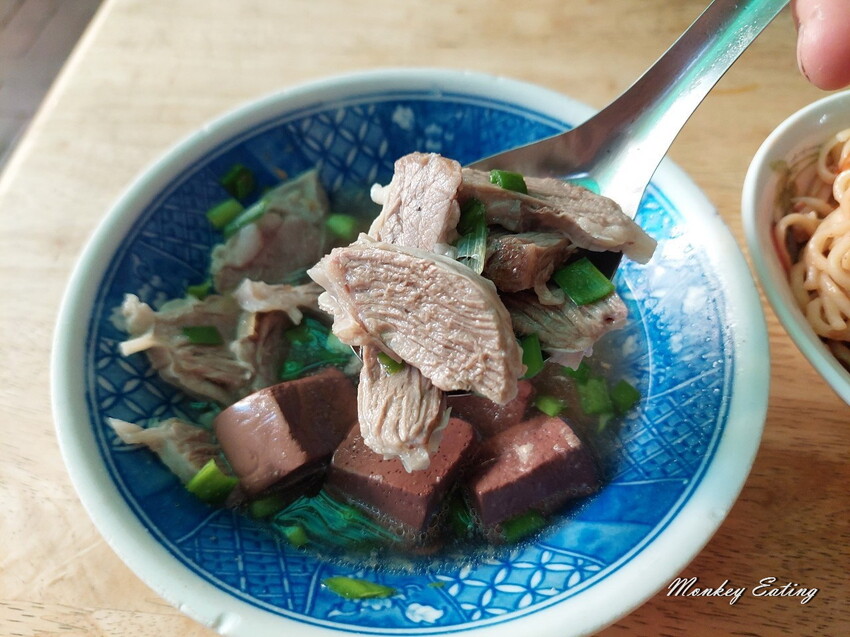 【台中后里】炸粿生｜人氣炸蚵嗲肉嗲炒麵，后里三代老店，隱藏后里第一公有零售市場美食 - 貪吃猴的幻想