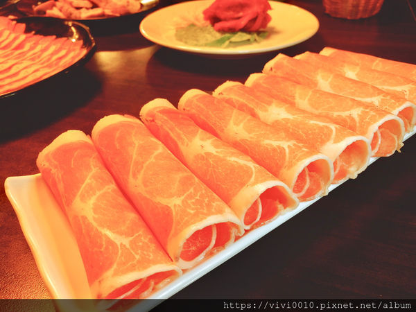 圓圓家愛吃貨-《台北中山》行天宮巷弄藏美食，赤哥汕頭火鍋(台北松江總店)，新鮮溫體牛熱湯川燙，甘甜好滋味！