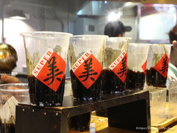 蜜滋麻美:台中美食│蜜滋麻美〃一中排隊美食!!客製化奶蓋粉圓黑糖鮮奶,杯裝上還有春聯超喜氣!!