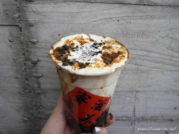 蜜滋麻美:台中美食│蜜滋麻美〃一中排隊美食!!客製化奶蓋粉圓黑糖鮮奶,杯裝上還有春聯超喜氣!!