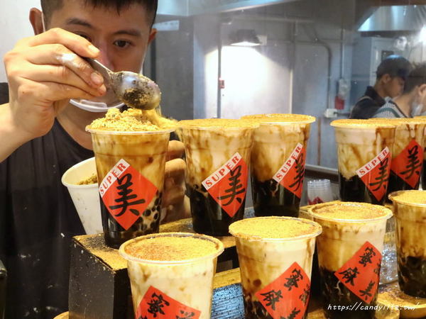 蜜滋麻美:台中美食│蜜滋麻美〃一中排隊美食!!客製化奶蓋粉圓黑糖鮮奶,杯裝上還有春聯超喜氣!!
