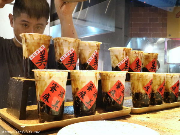 蜜滋麻美:台中美食│蜜滋麻美〃一中排隊美食!!客製化奶蓋粉圓黑糖鮮奶,杯裝上還有春聯超喜氣!!