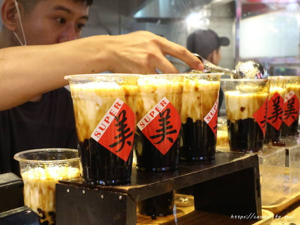 蜜滋麻美:台中美食│蜜滋麻美〃一中排隊美食!!客製化奶蓋粉圓黑糖鮮奶,杯裝上還有春聯超喜氣!!