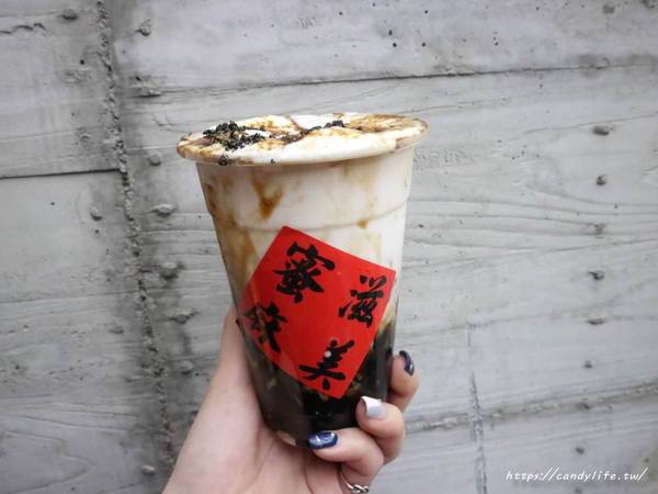 蜜滋麻美:台中美食│蜜滋麻美〃一中排隊美食!!客製化奶蓋粉圓黑糖鮮奶,杯裝上還有春聯超喜氣!!