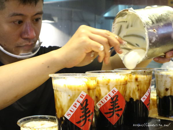 蜜滋麻美:台中美食│蜜滋麻美〃一中排隊美食!!客製化奶蓋粉圓黑糖鮮奶,杯裝上還有春聯超喜氣!!