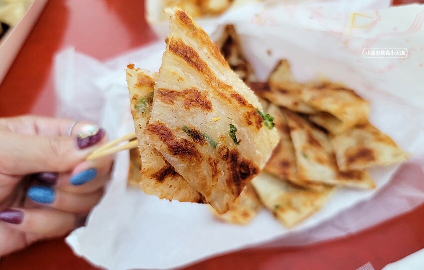 旱溪夜市人氣現桿現煎手工蔥油餅，7種口味外酥內Q任你挑，加碼一口煎餃涮嘴飽滿又好吃！