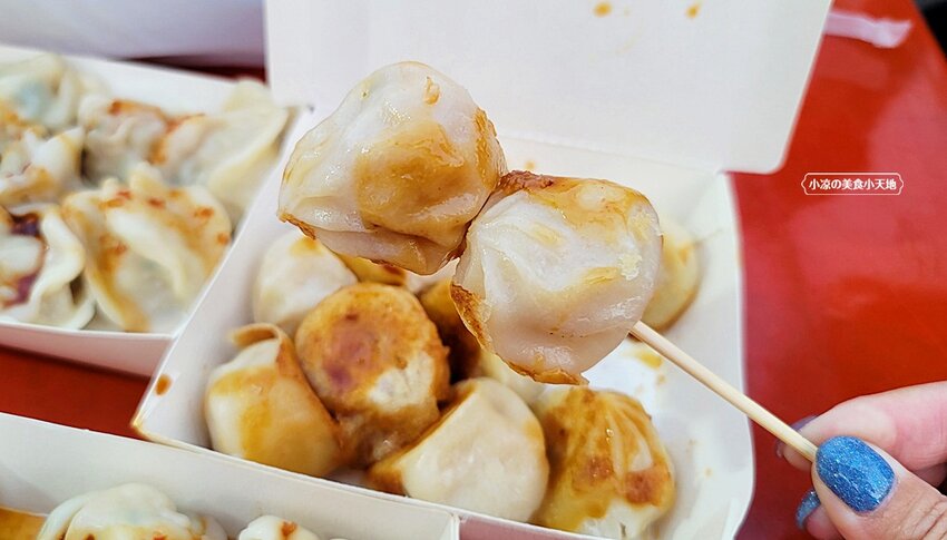 旱溪夜市人氣現桿現煎手工蔥油餅，7種口味外酥內Q任你挑，加碼一口煎餃涮嘴飽滿又好吃！