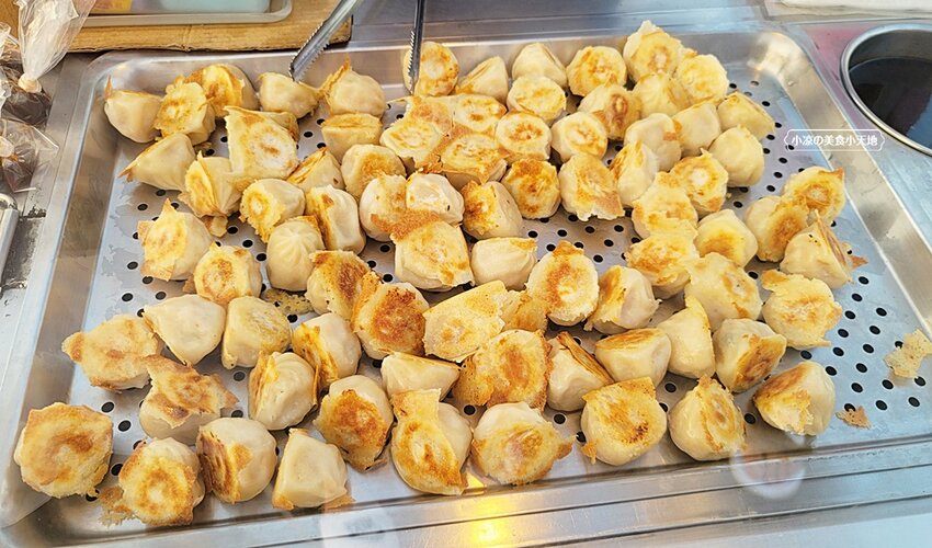 旱溪夜市人氣現桿現煎手工蔥油餅，7種口味外酥內Q任你挑，加碼一口煎餃涮嘴飽滿又好吃！