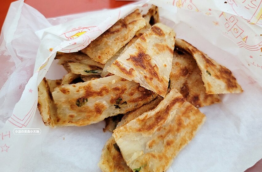 旱溪夜市人氣現桿現煎手工蔥油餅，7種口味外酥內Q任你挑，加碼一口煎餃涮嘴飽滿又好吃！