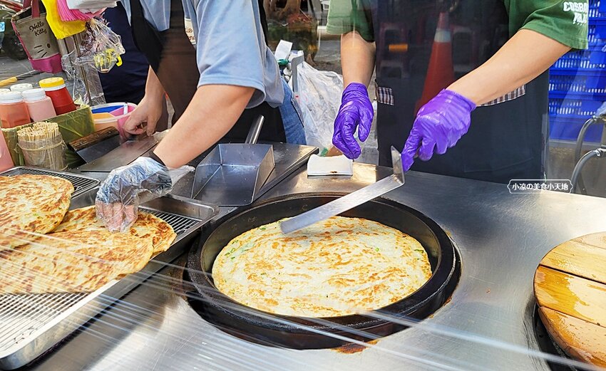 旱溪夜市人氣現桿現煎手工蔥油餅，7種口味外酥內Q任你挑，加碼一口煎餃涮嘴飽滿又好吃！