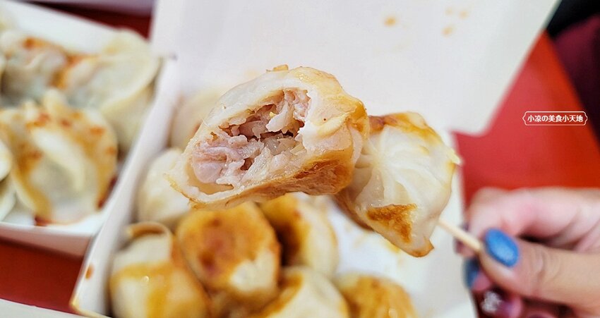 旱溪夜市人氣現桿現煎手工蔥油餅，7種口味外酥內Q任你挑，加碼一口煎餃涮嘴飽滿又好吃！