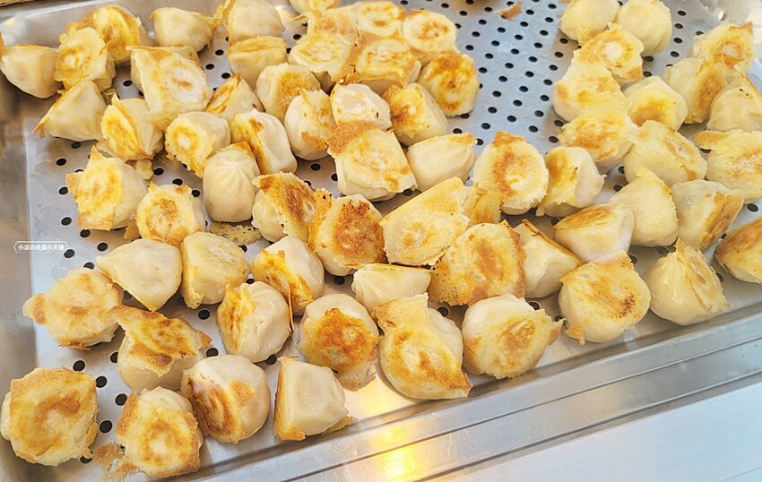 旱溪夜市人氣現桿現煎手工蔥油餅，7種口味外酥內Q任你挑，加碼一口煎餃涮嘴飽滿又好吃！