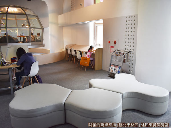 林口東勢閱覽室05-入口處的沙發閱覽區.JPG