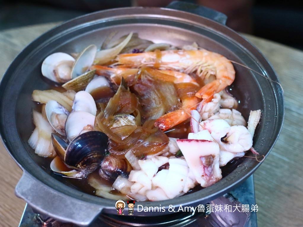 《新竹東門市場美食》小東門-蒸烤鮮飯食。澳門順德菜波波蛤（卜卜蜆）。牛肉蓋飯。綜合海鮮炊。薑蔥炒大沙公︱菜單分享 （影片）