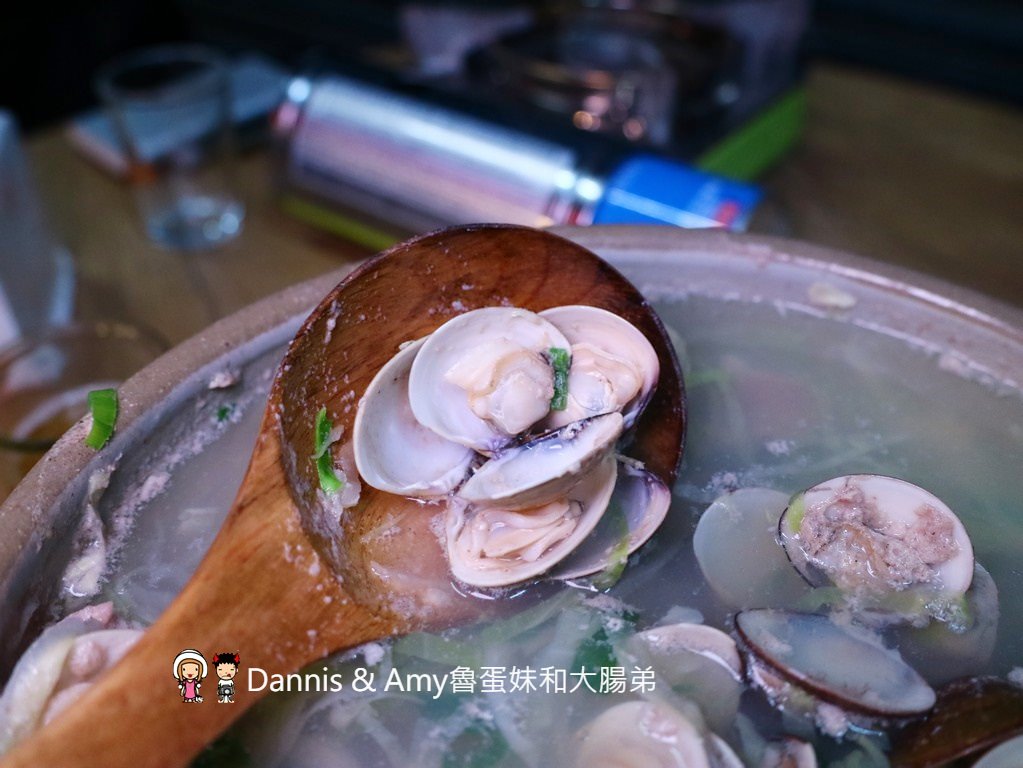 《新竹東門市場美食》小東門-蒸烤鮮飯食。澳門順德菜波波蛤（卜卜蜆）。牛肉蓋飯。綜合海鮮炊。薑蔥炒大沙公︱菜單分享 （影片）