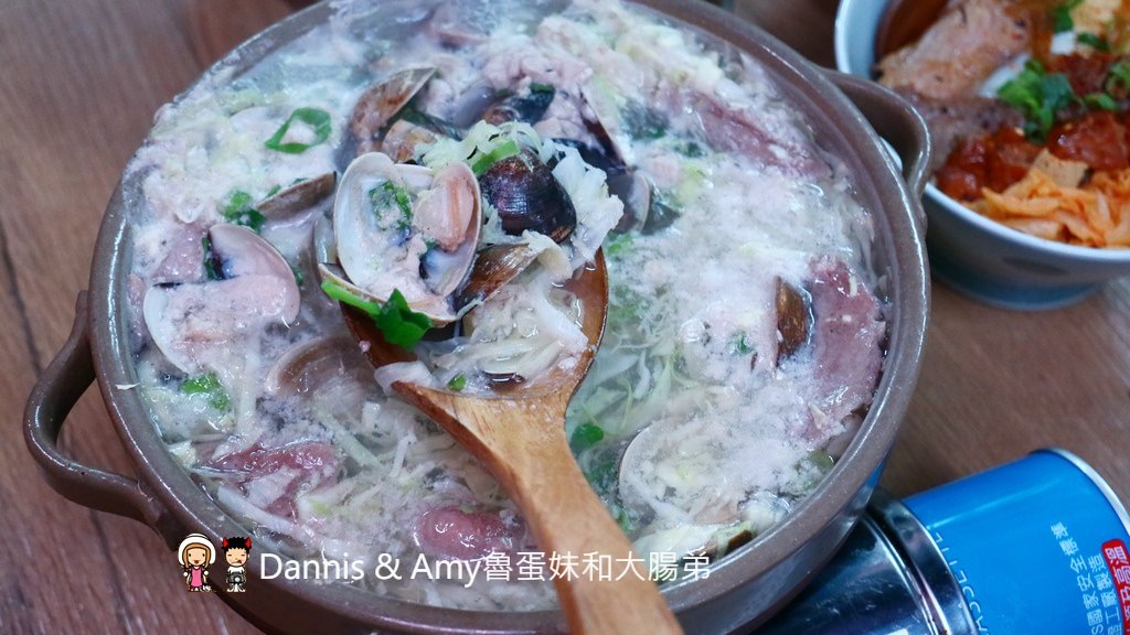 《新竹東門市場美食》小東門-蒸烤鮮飯食。澳門順德菜波波蛤（卜卜蜆）。牛肉蓋飯。綜合海鮮炊。薑蔥炒大沙公︱菜單分享 （影片）