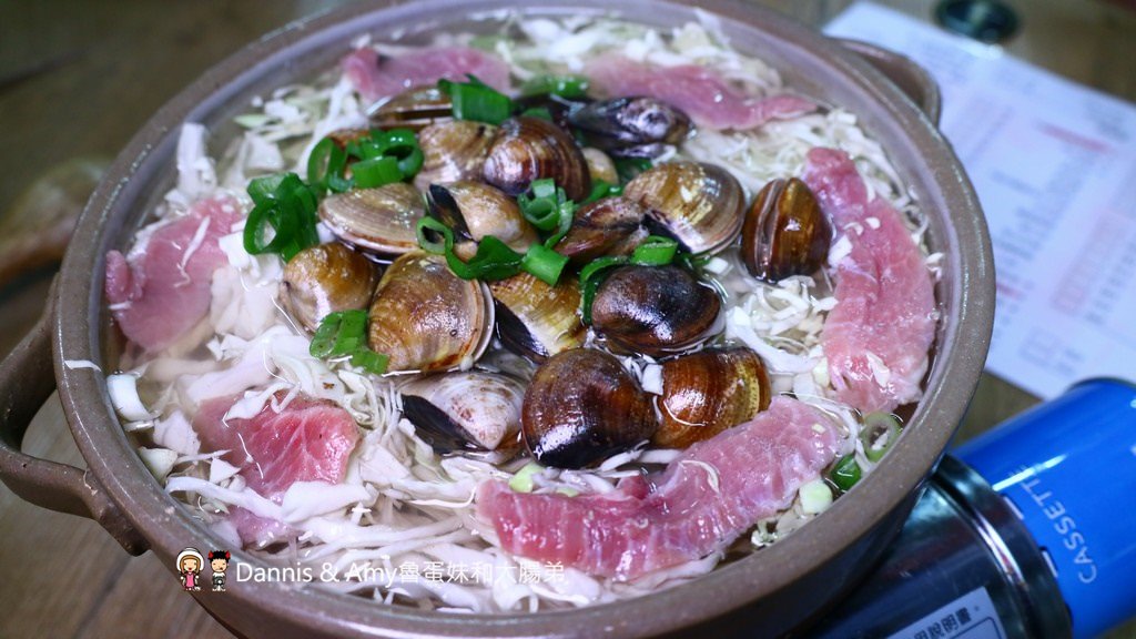 《新竹東門市場美食》小東門-蒸烤鮮飯食。澳門順德菜波波蛤（卜卜蜆）。牛肉蓋飯。綜合海鮮炊。薑蔥炒大沙公︱菜單分享 （影片）