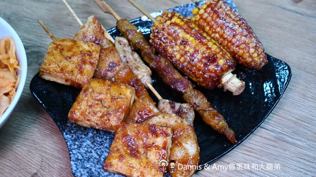《新竹東門市場美食》小東門-蒸烤鮮飯食。澳門順德菜波波蛤（卜卜蜆）。牛肉蓋飯。綜合海鮮炊。薑蔥炒大沙公︱菜單分享 （影片）