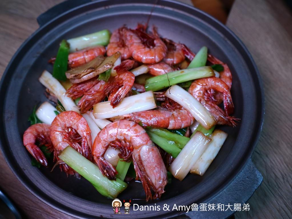 《新竹東門市場美食》小東門-蒸烤鮮飯食。澳門順德菜波波蛤（卜卜蜆）。牛肉蓋飯。綜合海鮮炊。薑蔥炒大沙公︱菜單分享 （影片）