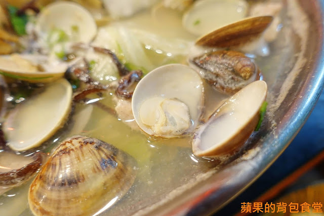 [食記] 新竹東區 - 小東門蒸烤鮮飯食 鮮甜粵式啵啵蛤蛤蜊超量 麻辣炒公仔麵飽足過癮 舒肥烤牛排多汁軟嫩 下班小酌好去處 新竹美食