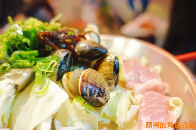 [食記] 新竹東區 - 小東門蒸烤鮮飯食 鮮甜粵式啵啵蛤蛤蜊超量 麻辣炒公仔麵飽足過癮 舒肥烤牛排多汁軟嫩 下班小酌好去處 新竹美食