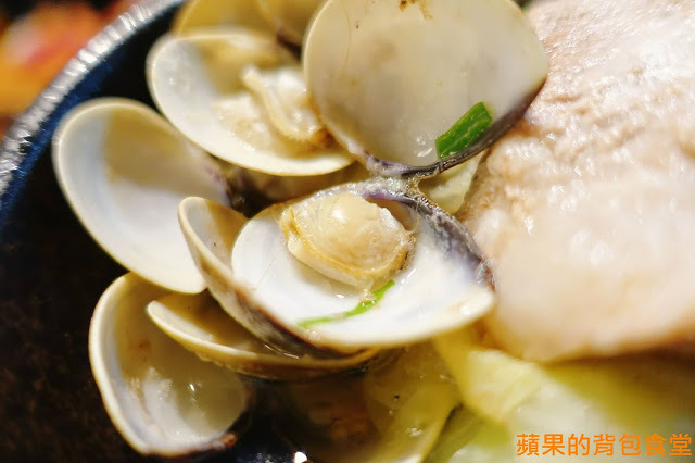 [食記] 新竹東區 - 小東門蒸烤鮮飯食 鮮甜粵式啵啵蛤蛤蜊超量 麻辣炒公仔麵飽足過癮 舒肥烤牛排多汁軟嫩 下班小酌好去處 新竹美食