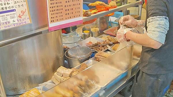 【板橋美食】康博士東山鴨頭｜先滷後炸再滷！入口即化的軟嫩東山鴨頭