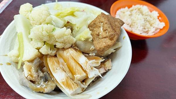 【板橋美食】康博士東山鴨頭｜先滷後炸再滷！入口即化的軟嫩東山鴨頭