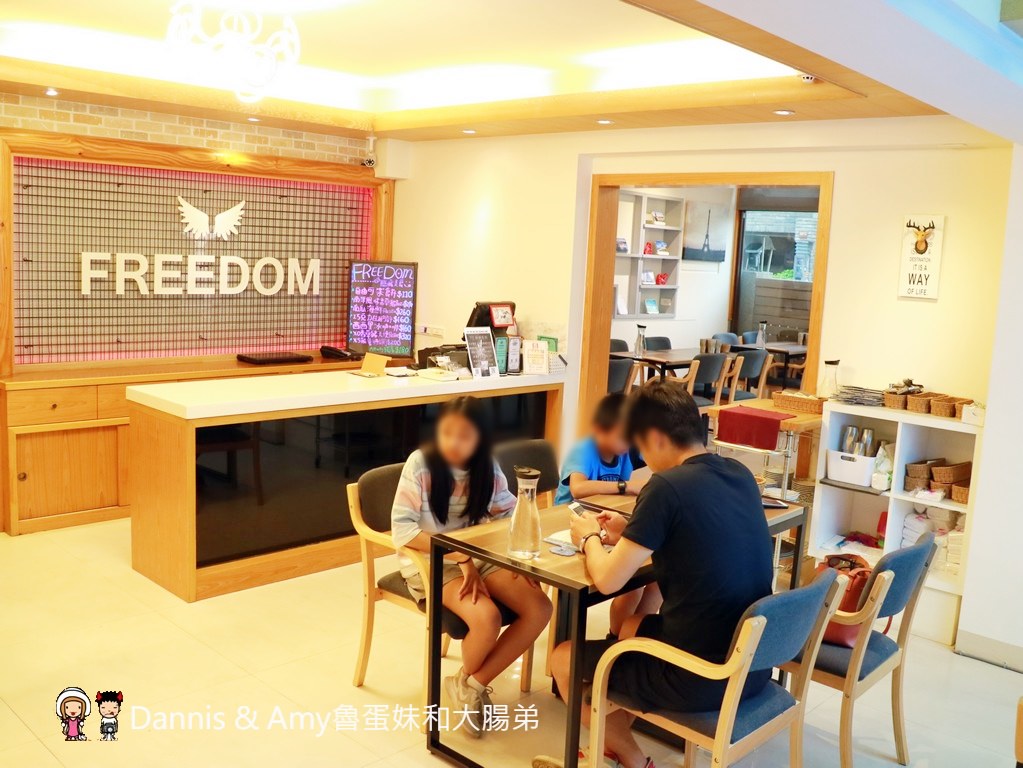 《新竹竹北美食》Freedom Caf'e Bistro(自由咖啡小酒館）義式早午晚餐輕食。宵夜炸物調酒。菜色推薦｜母親節優惠分享