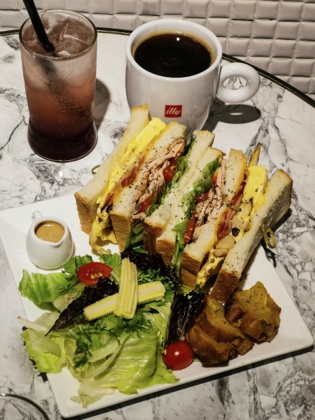 跳躍的宅男 - 無框咖啡Nobox cafe-永和不限時咖啡廳 有插座WIFI  空間寬敞舒服安靜